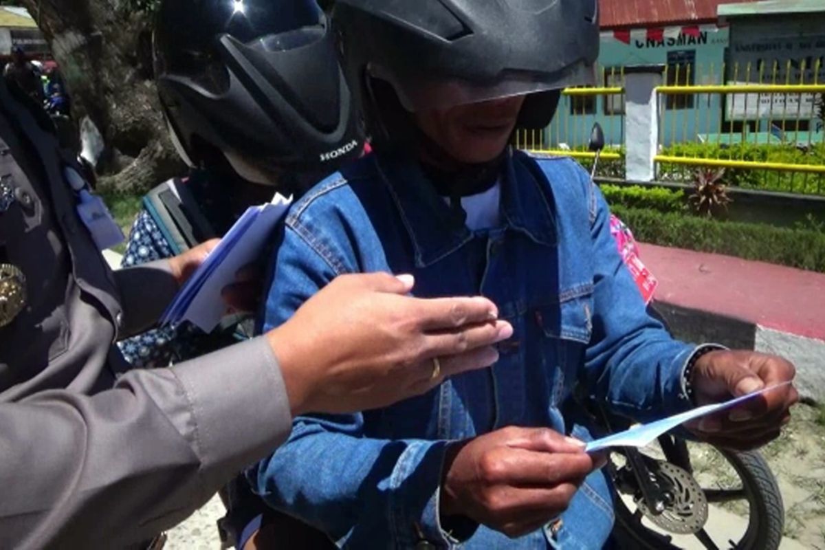 Awali Operasi Patuh Jaya Polis Polisi Bagi Brosur Peraturan Lalulintas