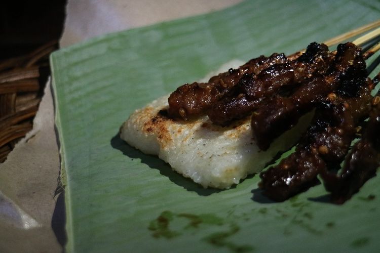 Sate Maranggi Ma Nunung salah satu kuliner khas Cianjur yang menghidangkan sate dengan nasu uduk atau ketan bakar.