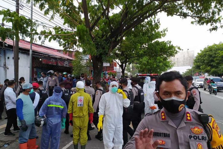 Tim gugus Tugas Covid-19 menyiagakan sebuah mobil ambulans untuk membawa kembali jasad pasien Covid-19 yang sebelumnya diambil paksa pihak keluarga, Jumat (26/6/2020). Upaya membawa kembali jenazah Covid-19 itu ikut dikawal ratusan anggota polisi di kawasan tersebut