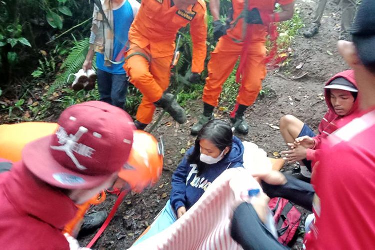 Tim Basarnas gabungan Kota Ternate sedang melakukan evakuasi terhadap Rahmi dari puncak Gunung Gamalama menuju pos pemantau, Kamis (21/6/2018)