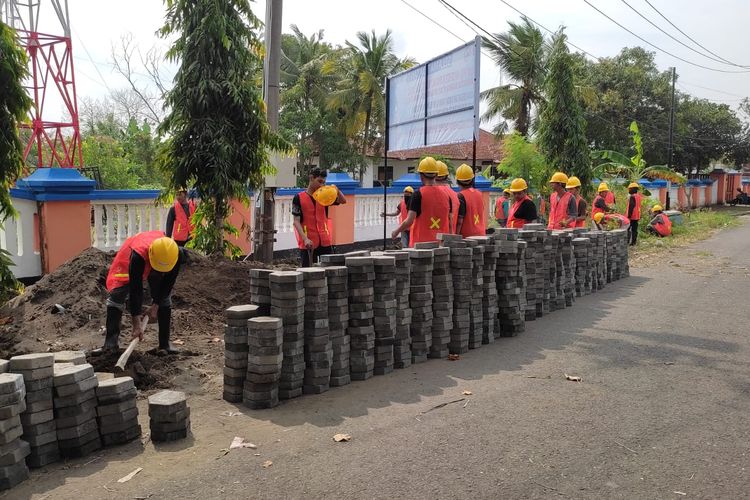 Sejumlah warga melakukan pekerjaan dalam program padat karya Kementerian Perhubungan yang berlokasi di Instalasi Stasiun Radio Pantai (SROP) Pemancar Disnav Kelas III Cilacap, Jawa Tengah. 