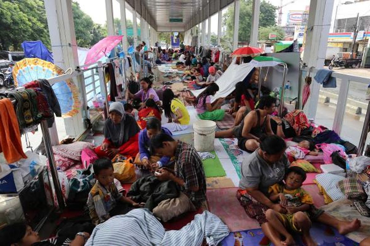 Warga mengungsi di Halte Transjakarta Jembatan Baru, Jakarta Barat, Senin (20/1/2014). Ratusan warga terpaksa mengungsi di tempat tersebut karena rumahnya terendam banjir. Banjir masih menggenangi sejumlah kawasan di Jakarta yang membuat puluhan ribu warga terdampak terpaksa mengungsi. WARTA KOTA/ANGGA BHAGYA NUGRAHA