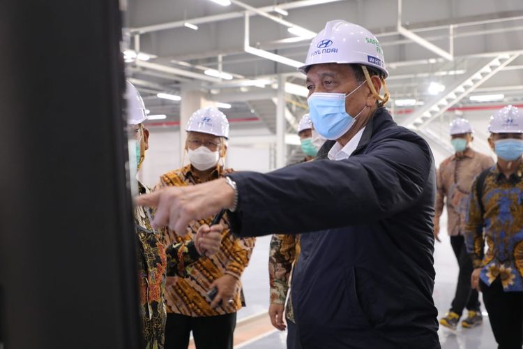 Menko Bidang Kemaritiman dan Investasi Luhut Binsar Pandjaitan kunjungi pabrik Hyundai di Bekasi, Jumat (6/11/2020).