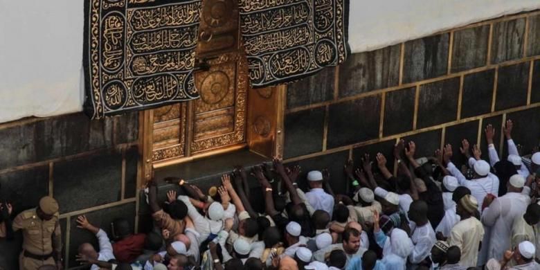 Umat Islam berdoa di Kakbah saat melakukan tawaf atau berjalan mengelilingi Kakbah di Masjidil Haram, kota suci Mekah, Saudi Arabia, 2o September 2015. Tawaf dilakukan sebagai bagian dari rangkaian ibadah haji.