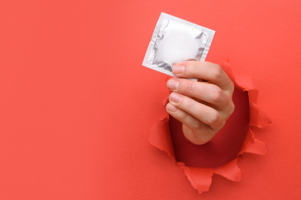 Infeksi dan penyakit menular seksual (PMS) dari melakukan seks oral bisa dicegah dengan kondom.