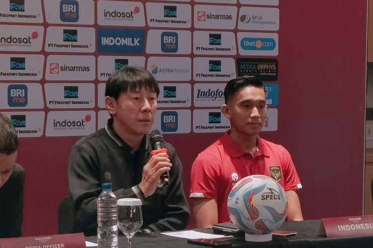 Pelatih Timnas Indonesia, Shin Tae-yong dan Kapten Rizky Ridho saat di Pre Match Press Conference Kualifikasi Piala Asia U-23, pada Selasa (5/9/2023).  