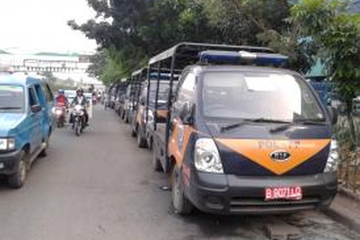 Sejumlah mobil Satpol PP diparkir di Jalan Raya Pasar Minggu, tepatnya di depan Robinson, Jakarta Selatan, Selasa (10/9/2013). Saat ini, di kawasan ini marak munculnya pangkalan ojek liar yang mengganggu kelancaran arus lalu lintas