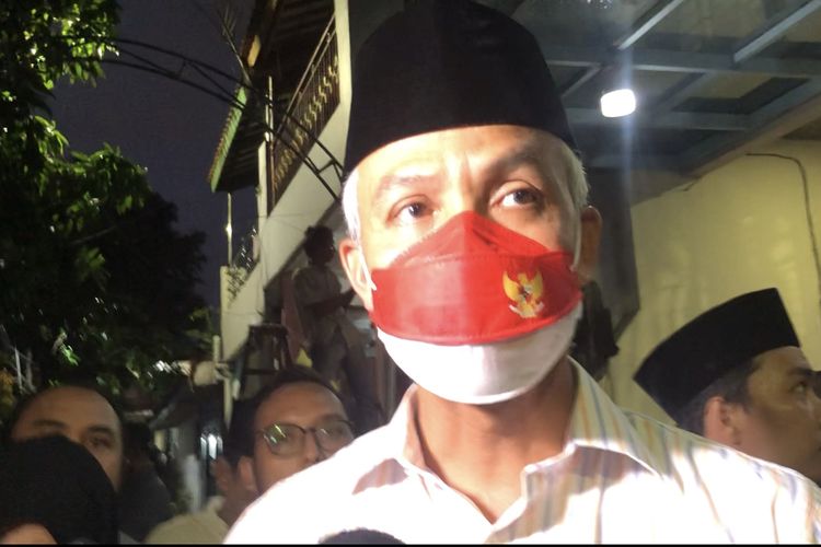 Gubernur Jawa Tengah Ganjar Pranowo melayat ke rumah duka mantan Menteri ATR/BPN Ferry Mursyidan Baldan di kawasan Kemanggisan, Palmerah, Jakarta Barat, Jumat (2/12/2022). 