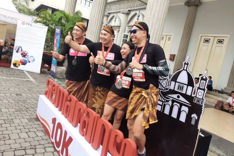 Komunitas lari RG Runners asal Semarang di halaman Balai Kota Semarang, Minggu (15/12/2019)