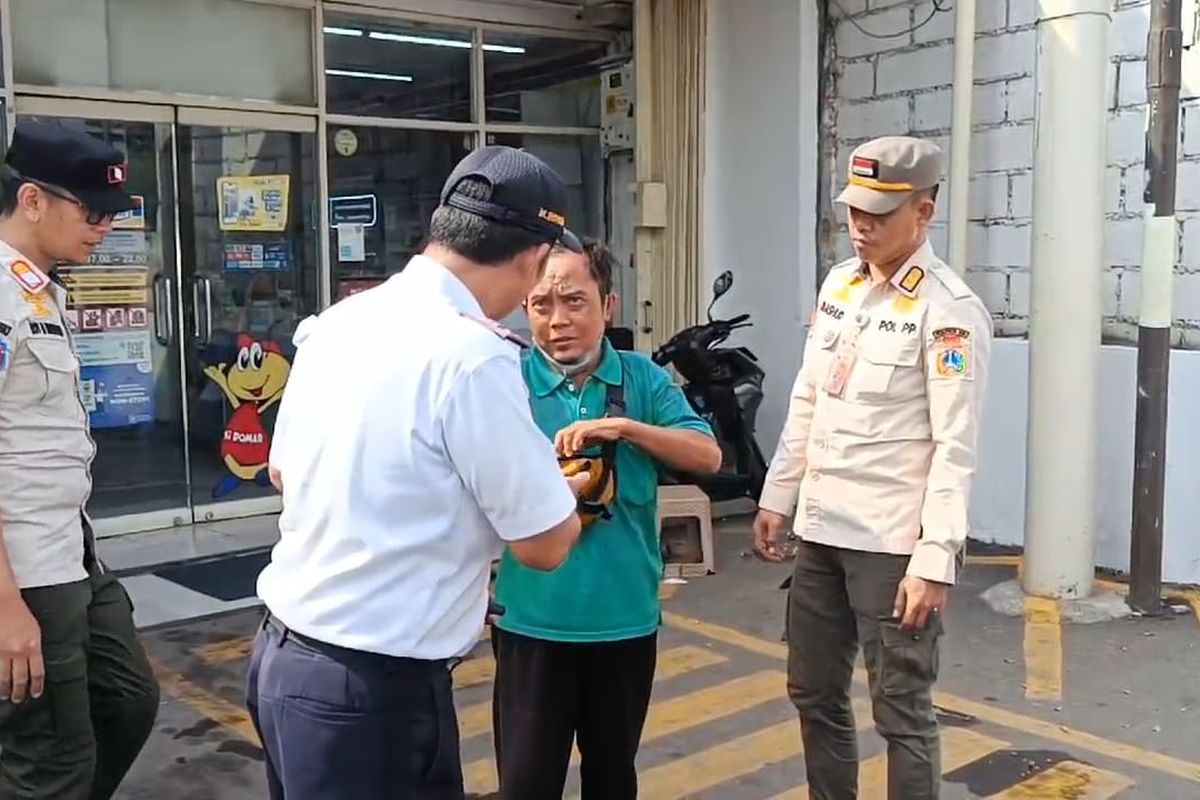 Penertiban juru parkir liar di minimarket kawasan Cengkareng dan Kembangan Jakarta Barat 