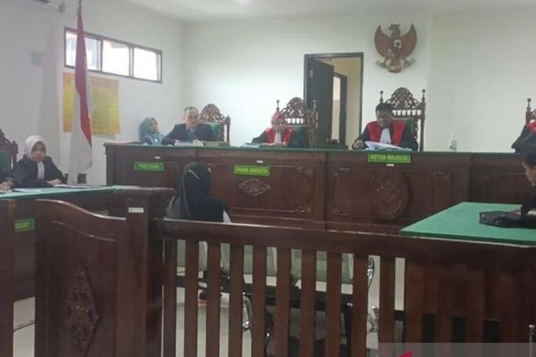 Terdakwa EL saat mendengarkan putusan vonis yang dibacakan oleh Ketua Hakim PN Bengkulu.