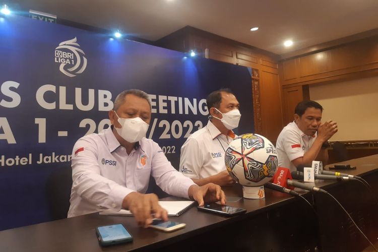 Petinggi Liga Indonesia Baru (LIB) Sudjarno (kiri) dan Juni Rachman (tengah) bersama Sekretaris Jenderal (Sekjen) PSSI Yunus Nusi (kanan) berbicara dalam sesi konferensi pers yang digelar seusai agenda Owner's Club Meeting Liga 1 2022-2023 di Hotel Sultan, Jakarta Pusat, Jumat (4/11/2022).