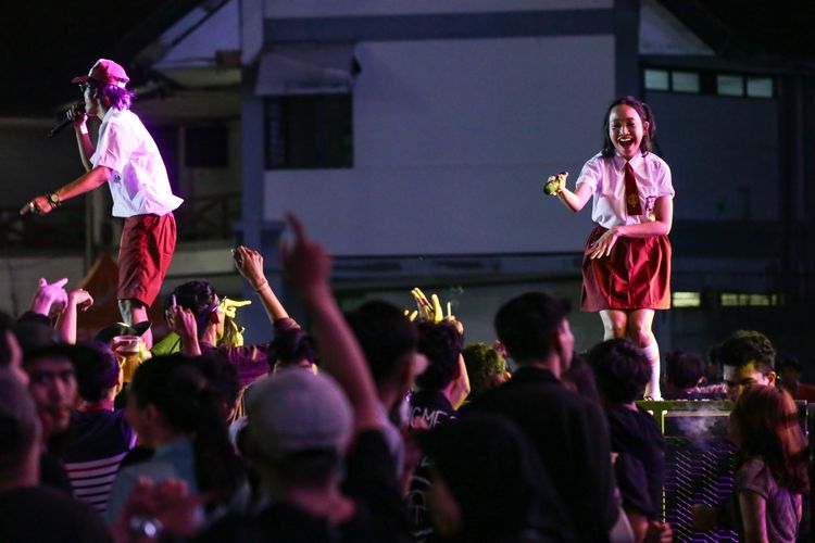 DJ Hura Hura tampil di hari kedua Pekan Gembira Ria Vol.2 di Gambir Expo, JI Expo Kemayoran, Jakarta, Sabtu (5/11/2022). Sejumlah musisi tampil selama tiga hari gelaran yang mengusung konsep festival musik, jajanan, dan hiburan permainan.