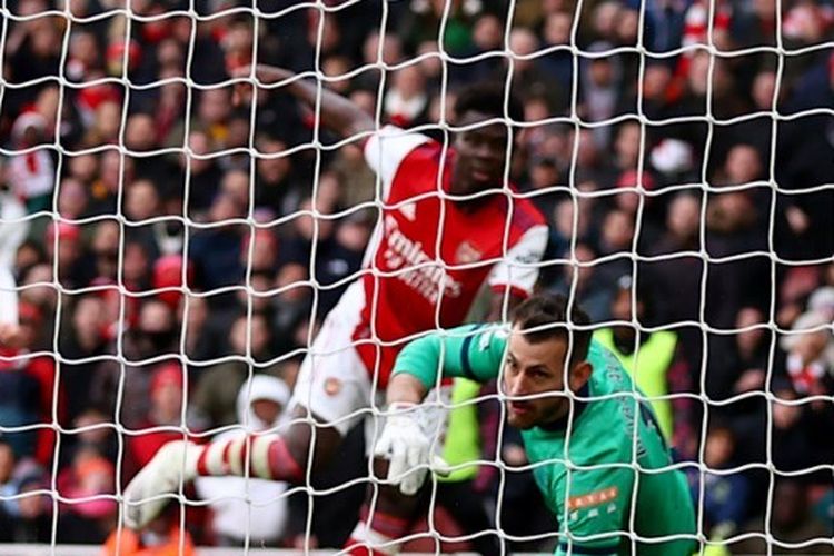 Penyerang Arsenal Bukayo Saka saat mencetak gol ke gawang Newcastle United pada laga lanjutan Liga Inggris di Stadion Emirates, London, Sabtu (27/11/2021) malam WIB.