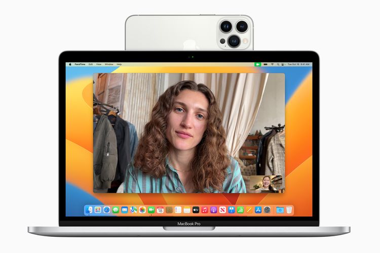 Ilustrasi iPhone difungsikan sebagai webcam di laptop MacBook.