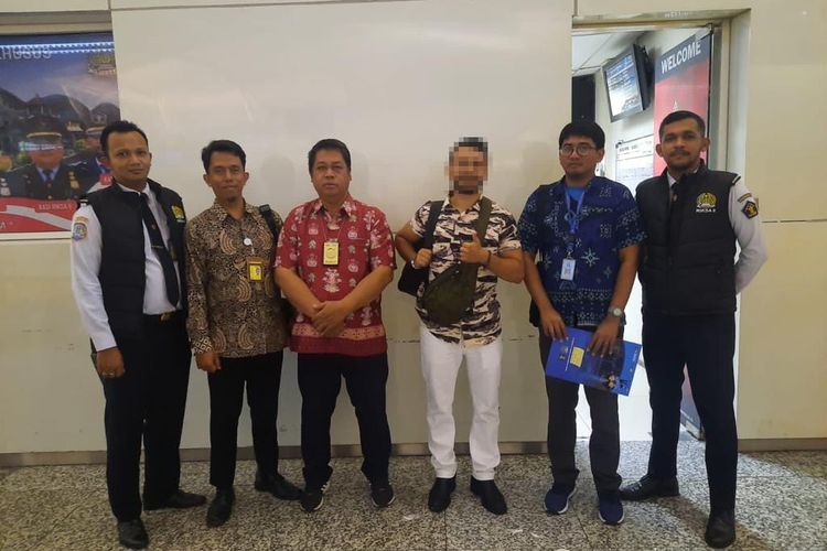 MR (31), pria berkewarganegaraan Kanada mengacungkan jempol saat hendak dideportasi melalui Bandara Ngurah Rai, Badung, Bali, pada Selasa (13/6/2023).