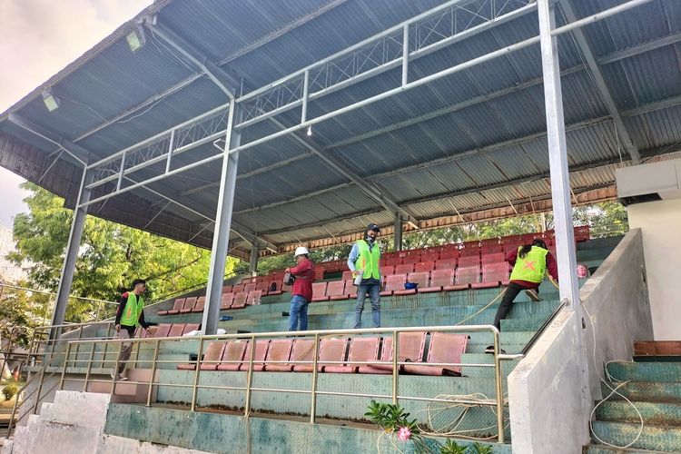 Potret venue Tennis Court Stadion Manahan perhelatan ASEAN Para Games XI Indonesia di Kota Solo, Jawa Tengah, mulai direnovasi pada Selasa (31/5/2022).