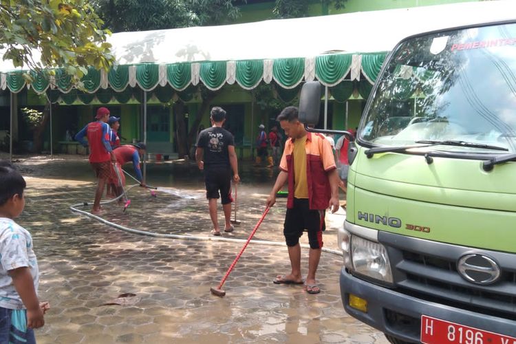 Pemerintah Kota (Pemkot) Semarang terus melakukan pembersihan dan penyemprotan lingkungan serta rumah warga yang tergenang lumpur pascabanjir di Semarang.

