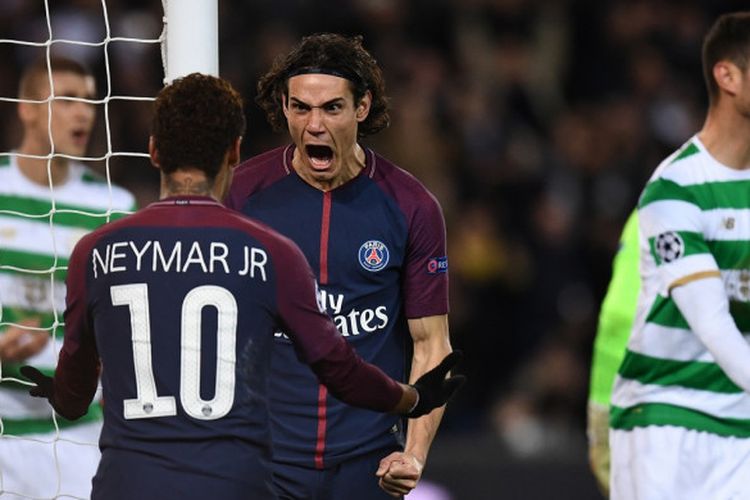 Striker Paris Saint-Germain, Edinson Cavani (tengah), merayakan golnya bersama Neymar dalam laga Grup B Liga Champions kontra Celtic di Stadion Parc des Princes, Paris, Prancis, pada 22 November 2017.