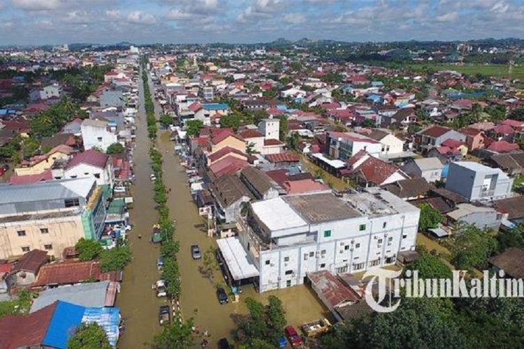 Pemandangan dari udara suasana banjir yang masih terjadi di kawasan Jalan dr Soetomo, Samarinda, Senin (10/6/2019).