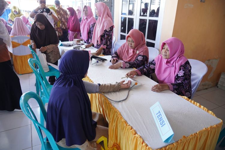 Dekatkan Dokter Spesialis ke Desa, Bupati Lilis Juga Janji Perbaiki Jalan di Giripurno