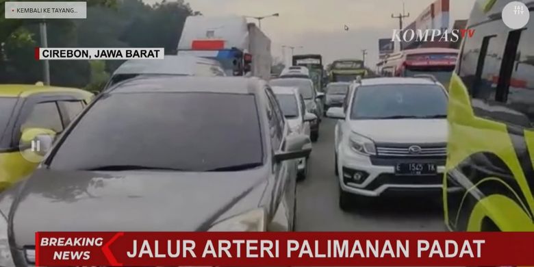 Salah satu penyebab kamacetan adalah pemberlakuan one way yang diterapkan di jalan tol sehingga banyak pengendara melewati jalan arteri.