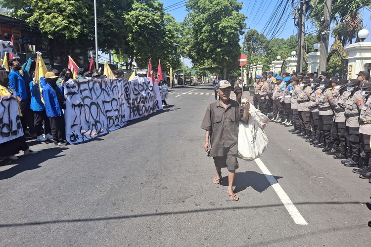 Saat Kakek Pemulung Santai Terobos Barisan Demo dan Polisi di Lumajang Pungut Sampah Plastik