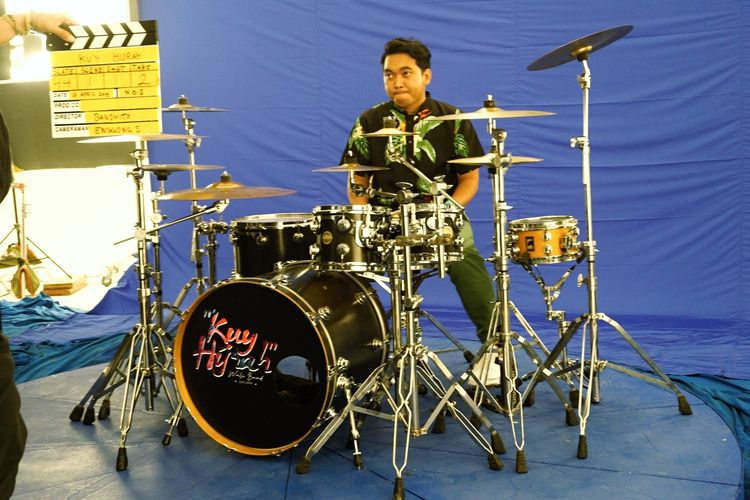 Tomi drummer grup musik Wali Band saat harus bermain drum dai atas panggung berputar dalam pembuatan video klip Kuy Hijrah di kawasan Cilandak, Jakarta Selatan, Selasa (16/4/2019).