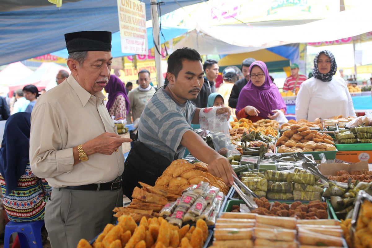 Pedagang takjil menjajakan dagangannya berupa hidangan untuk berbuka puasa di lahan kosong sebelah tempat penampungan sementara Pasar Bendungan Hilir (Benhil), Jakarta, Senin (5/6/2017). Pasar Ramadhan ini mulai buka sekitar pukul 11.00 sampai dengan buka puasa.