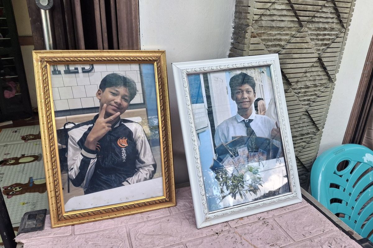 Orang tua Andika Lutfi Falah (16), pelajar asal Kabupaten Tangerang, Banten, di rumah duka di Desa Pematang, Kecamatan Tigaraksa, Selasa (2/9/2025).