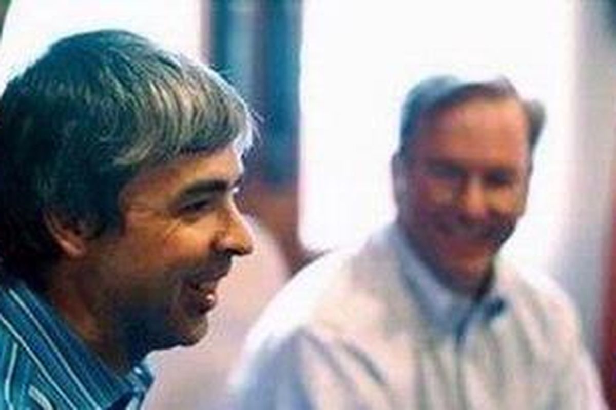 Salah satu pendiri Google, Larry Page (kiri) dan Eric Schmidt.