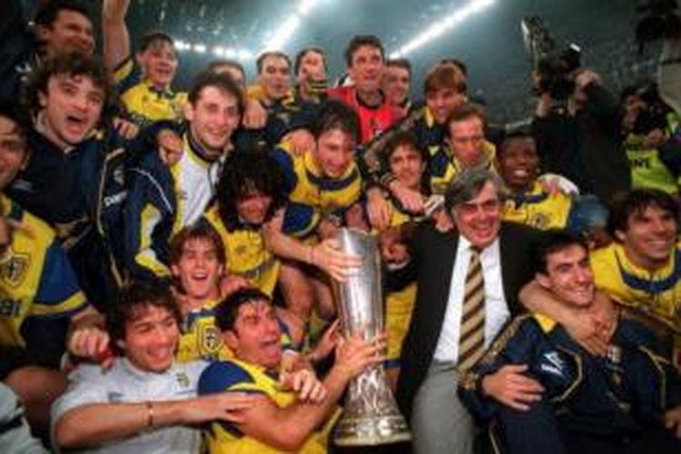 Para pemain Parma merayakan gelar juara Piala UEFA pada 1995.