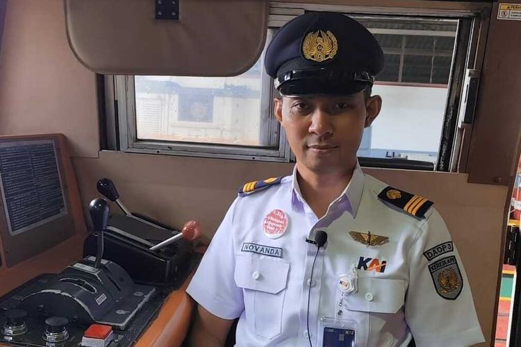 Menjaga Perjalanan di Hari Natal: Kisah Petugas Kereta di Cirebon yang Merayakan Iman Lewat Pengabdian
