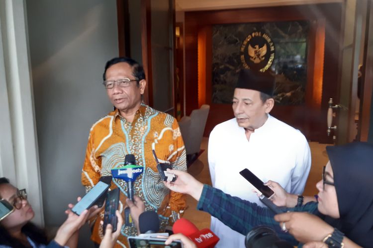 Menteri Koordinator Bidang Politik, Hukum, dan HAM (Menko Polhukam) Mahfud MD menerima kunjungan ulama kharismatik Habib Luthfi bin Yahya.