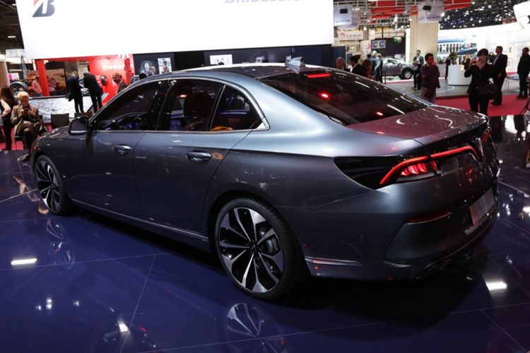 Vinfast, merek kendaraan premium dari Vietnam, memperkenalkan produknya pertama kali di Paris Motor Show 2018