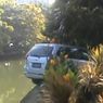 Mobil Tabrak Lampu Penerangan Jalan sampai Nyaris Tercebur ke Kali Angke