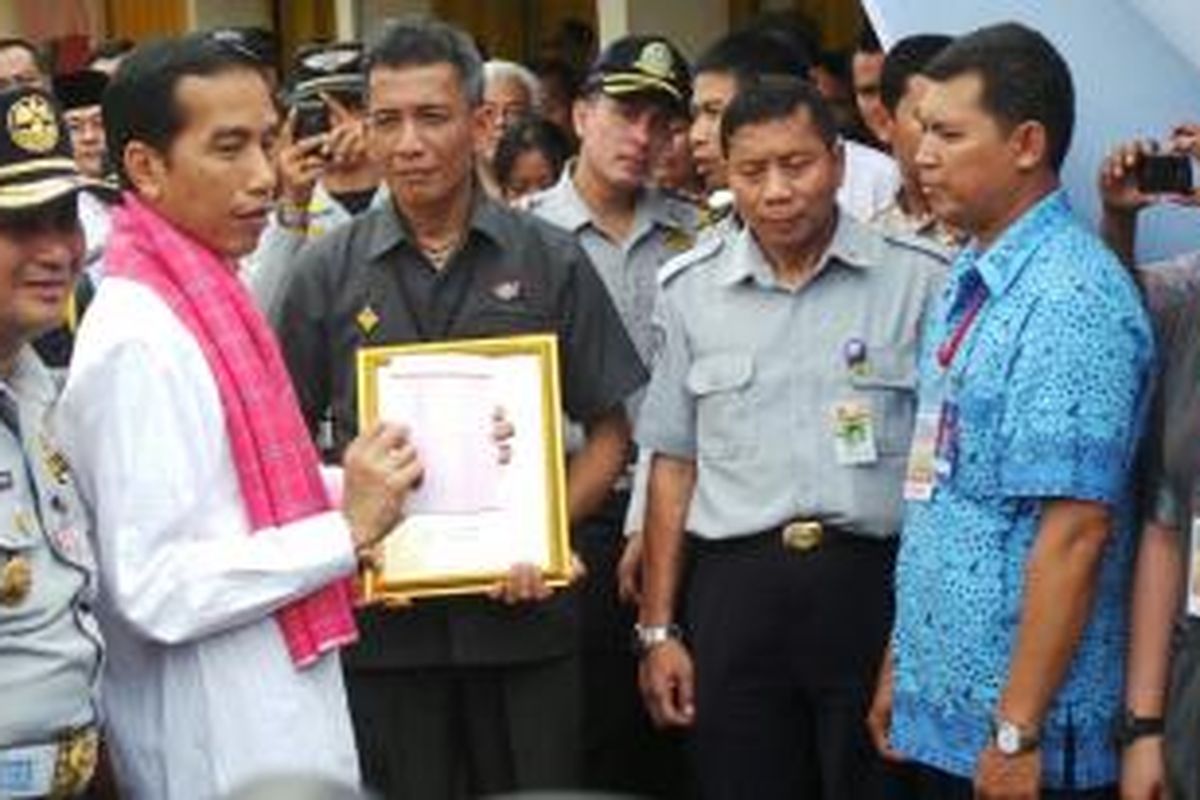Gubernur DKI Joko Widodo memberikan penghargaan bagi salah satu pengemudi transportasi umum teladan di Jakarta.