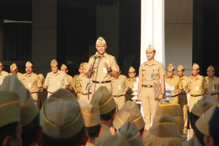 Gubernur Jateng Ganjar Pranowo memimpin apel pagi di halaman kantor Gubernur Jateng, Senin (7/1/2019).