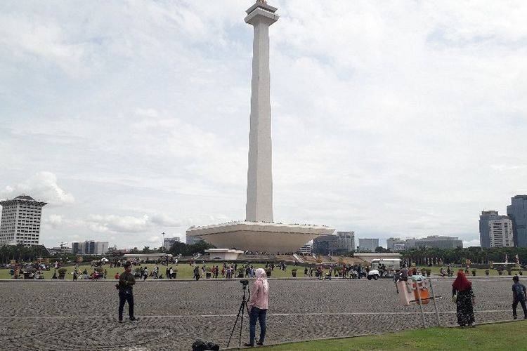 Masyarakat Jakarta memanfaatkan libur Natal ke Monas, Jakarta Pusat pada Selasa (25/12/2018).