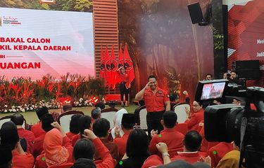 Mantan Panglima TNI Jenderal TNI (Purn) Andika Perkasa memberikan hormat ketika namanya disebut sebagai yang diusung PDI-P untuk Pilkada Jawa Tengah (Jateng), di Kantor DPP PDI-P, Jalan Diponegoro, Menteng, Jakarta Pusat, Senin (26/8/2024).