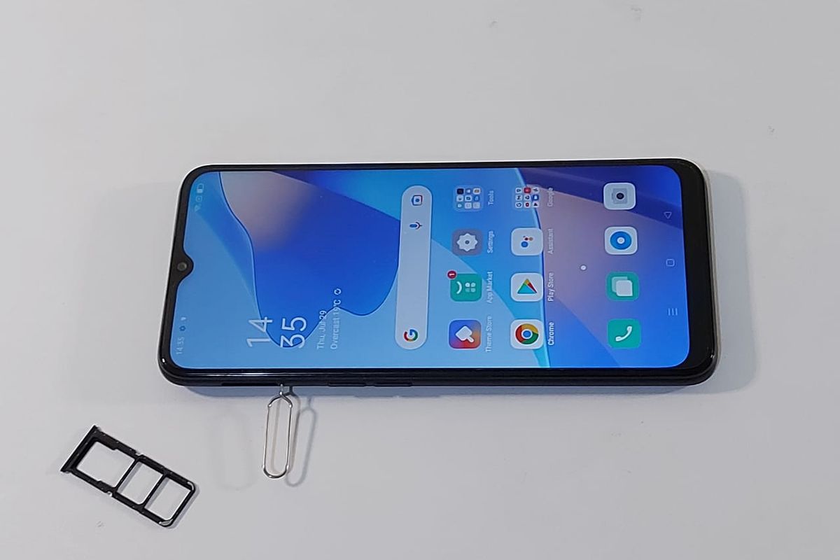 Oppo A16 dilengkapi satu buah laci SIM Card yang dapat memuat dua buah kartu nano SIM, berikut kartu memori microSD. Dengan adanya slot ini, pengguna dapat menggunakan dua kartu SIM dan satu kartu SD eksternal secara bersamaan.