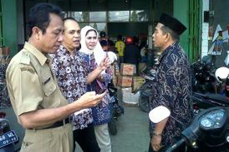 Salah seorang pemilik toko di Kabupaten Bone, Sulawesi Selatan terlibat adu mulut dan berusaha menghalangi petugas dari Dinas Perindustrian dan Perdagangan (Disperindag) setempat yang menggelar razia makanan kadaluarsa. Jumat, (02/08/2013).