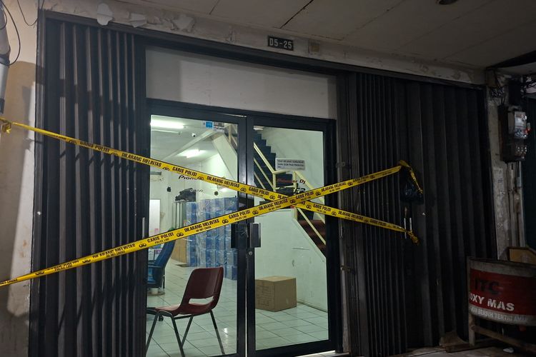 Ruko Tewasnya Pekerja Terjepit Lift di Roxy Mas Dipasangi Garis Polisi, Petugas Olah TKP