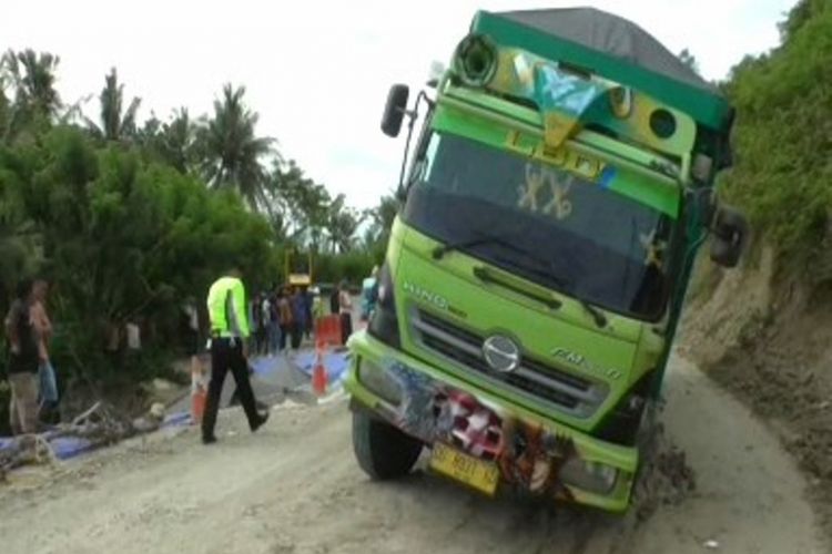 truk FUSO terperosok di jalan amblas, di jalan trans sulawesi Majene sulawesi barat. Akiabtanya arus lalulintas dari dua arah macet total selama 2 jam