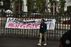 Sampaikan Aspirasi di Bawah Guyuran Hujan, Mahasiswa Demo di Bandung Membubarkan Diri