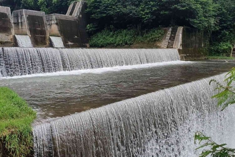 Tinggi pasir menyamai tinggi jembatan Sabo Kali Apu