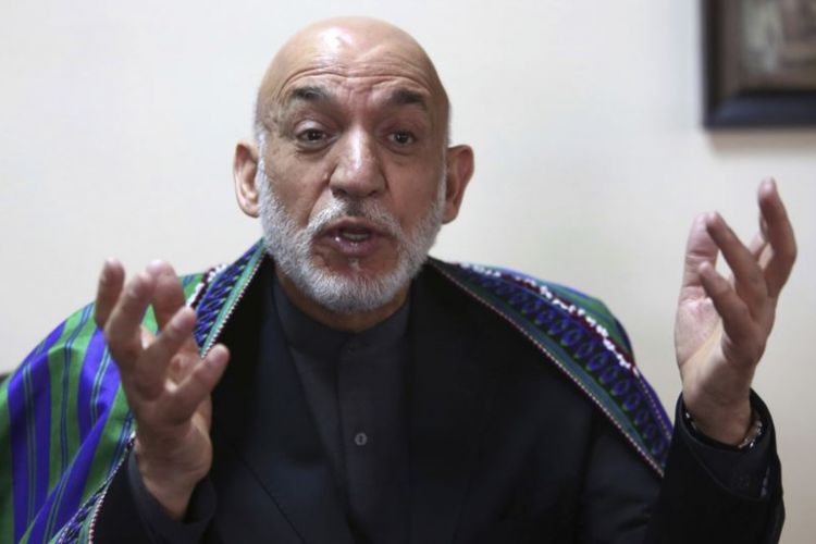 Mantan presiden Afghanistan Hamid Karzai dalam wawancara dengan Associated Press di Kabul, Afghanistan (17/4).