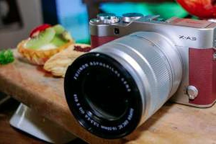 Fujifilm memasangkan X-A3 dengan lensa kit Fujinon XC 16-50mm F3.5-5.6 OIS II. Kamera ini didesain ulang sehingga tampak mirip dengan X-T10 dengan bagian kotak berwarna silver di sekeliling mount lensa. Seperti X-A2, X-A3 juga akan tersedia dalam beberapa pilihan warna seperti cokelat dan pink.