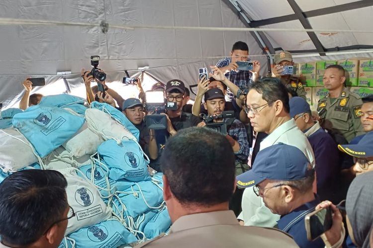 Menteri Keuangan Purbaya Yudhi Sadewa saat meninjau Posko Bersama Tanggap Darurat Bencana BPBD Manggarai, Rabu (19/8/2026).