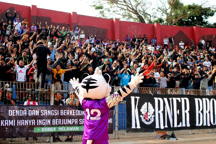 Maskot suporter Persik Kediri saat menyapa Bonek yang datang menyaksikan laga pekan ke-17 Liga 1 2023-2024 melawan Persebaya Surabaya yang berakhir dengan skor 4-0 di Stadion Brawijaya Kota Kediri, Jawa Timur, Jumat (27/10/2023) sore.